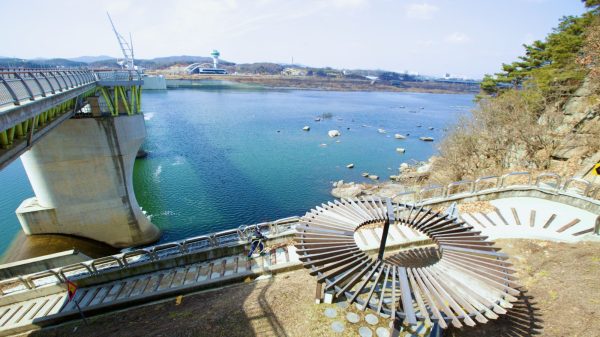 Hangang Bike Path – Yeoju Chungju – Gangcheon Weir and Steps A picture of Gangcheon Weir (강천보) on the South Han River (남한강) in Yeoju City along the Hangang Bike Path (한강자전거길).
