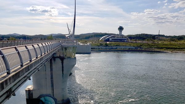 A picture of Gangcheon Weir (강천보) on the South Han River (남한강) in Yeoju City along the Hangang Bike Path (한강자전거길).