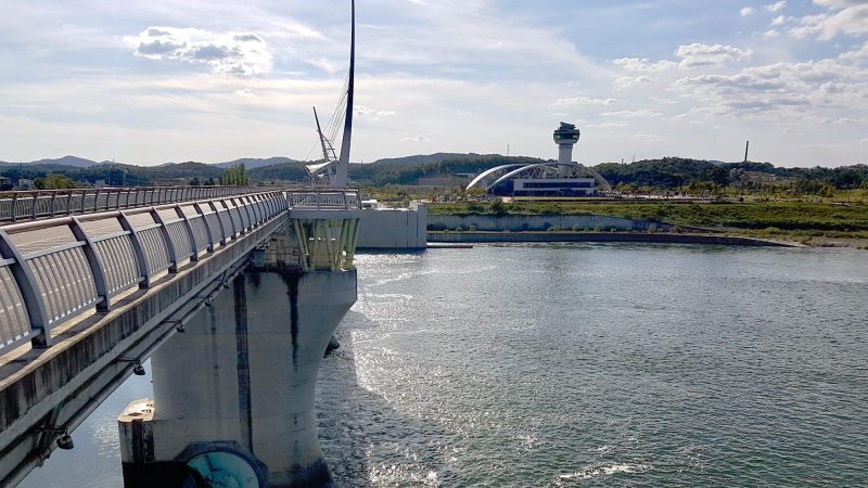 A picture of Gangcheon Weir (강천보) on the South Han River (남한강) in Yeoju City along the Hangang Bike Path (한강자전거길).