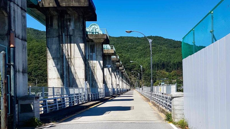 A picture of a nameless weir on the South Han River (남한강) along the Hangang Bike Path (한강자전거길) in Chungju City, South Korea.
