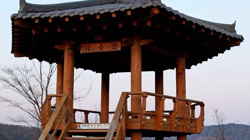 A picture of a resting pavilion near the South Han River (남한강) along the Hangang Bike Path (한강자전거길) in Chungju City, South Korea.