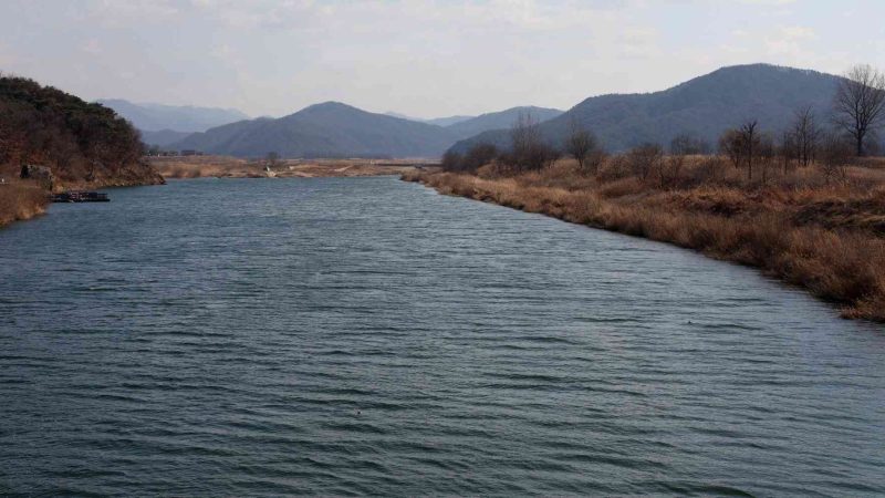 A picture of the South Han River (남한강) along the Hangang Bike Path (한강자전거길) in Yeoju City.