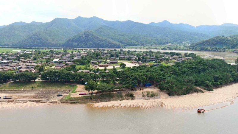 A picture of Andong Hahoe Folk Village (안동하회마을) along the Nakdong River in Andong City, South Korea.
