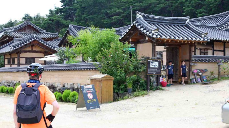 A picture of Hwacheon Seowon (화천서원), a 240-year old Confucian Academy, below Buyongdae Cliff.