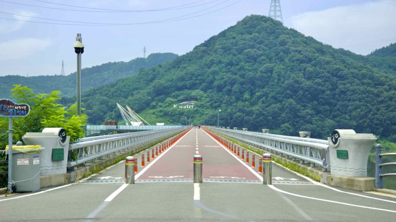A picture of Dalseong Weir (달성보) on the Nakdonggang Bike Path (낙동강자전거길) along the Nakdong River in Dalseong County, South Korea.