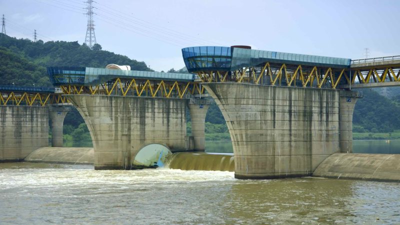 A picture of Dalseong Weir (달성보) on the Nakdonggang Bike Path (낙동강자전거길) along the Nakdong River in Dalseong County, South Korea.