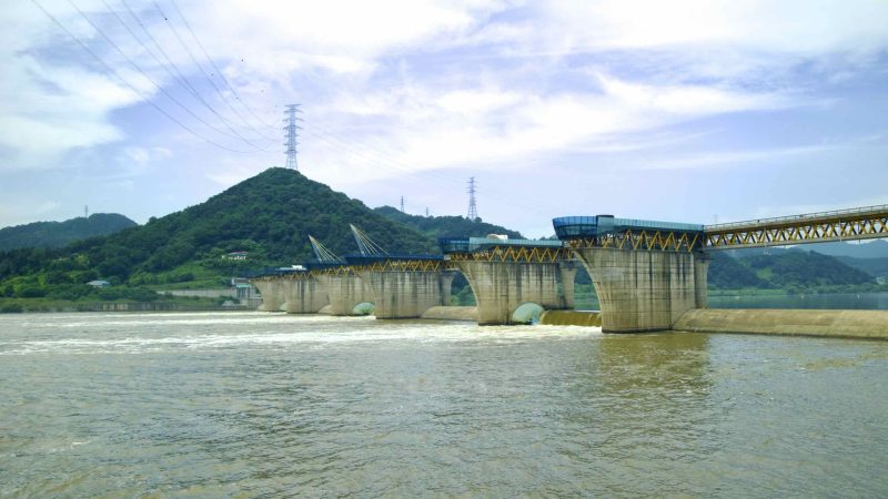 A picture of Dalseong Weir (달성보) on the Nakdonggang Bike Path (낙동강자전거길) along the Nakdong River in Dalseong County, South Korea.