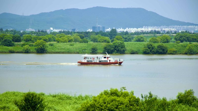 A picture of Nakdonggang Bicycle Path (낙동강자전거길) along Nakdong River in Dalseong County, South Korea.