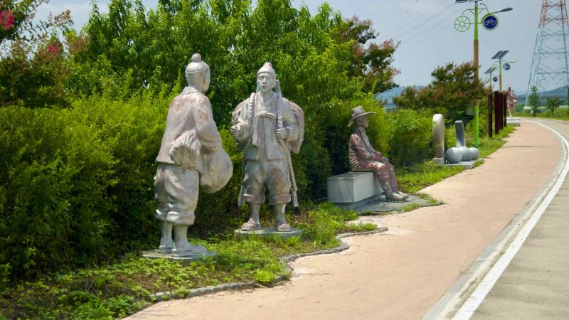 A picture of Nakdonggang Bicycle Path (낙동강자전거길) along Nakdong River in Dalseong County, South Korea.