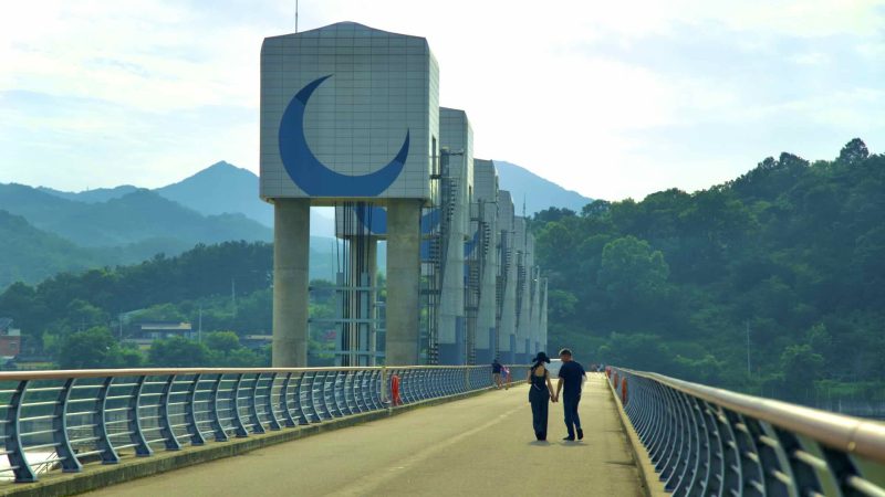 A picture of Chilgok Weir (칠곡보) in Waegwan Town (왜관읍) along the Nakdonggang Bike Path.