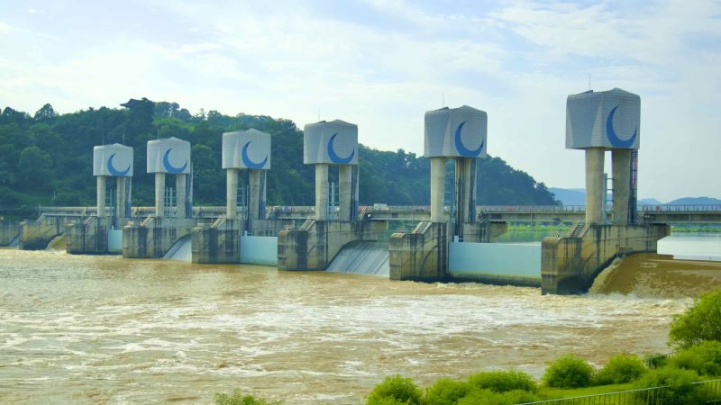 A picture of Chilgok Weir (칠곡보) in Waegwan Town (왜관읍) along the Nakdonggang Bike Path.