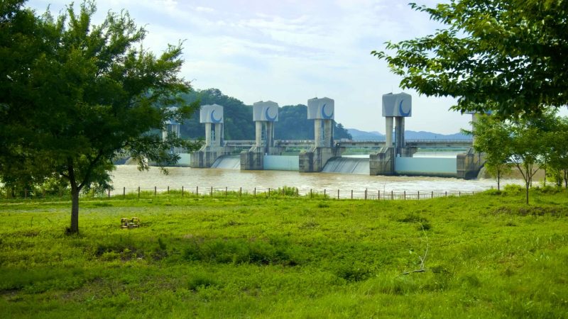 A picture of Chilgok Weir (칠곡보) in Waegwan Town (왜관읍) along the Nakdonggang Bike Path.