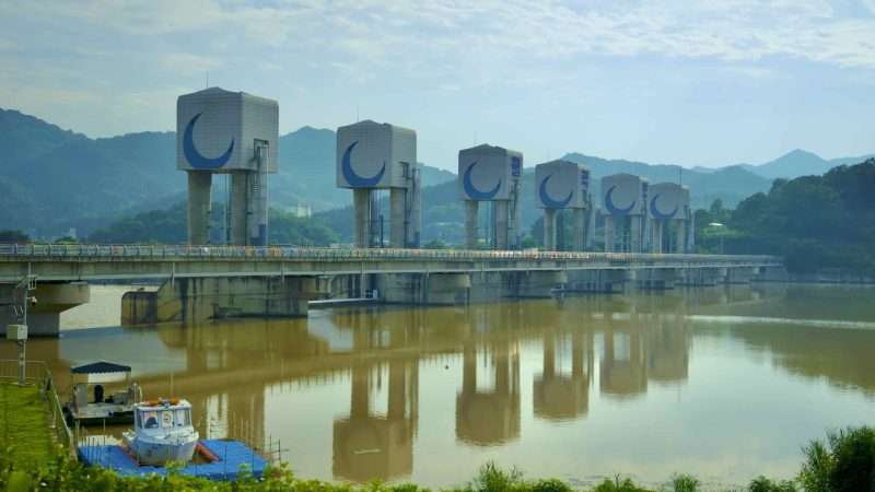 A picture of Chilgok Weir (칠곡보) in Waegwan Town (왜관읍) along the Nakdonggang Bike Path.
