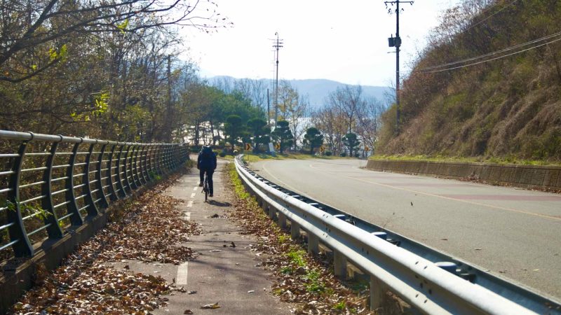 A picture of the summit of a steep hill on the Nakdonggang Bike Path.