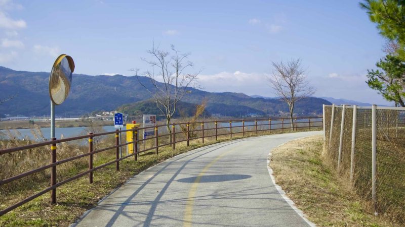 A picture of the Nakdonggang Bike Path (낙동강자전거길) in South Korea.