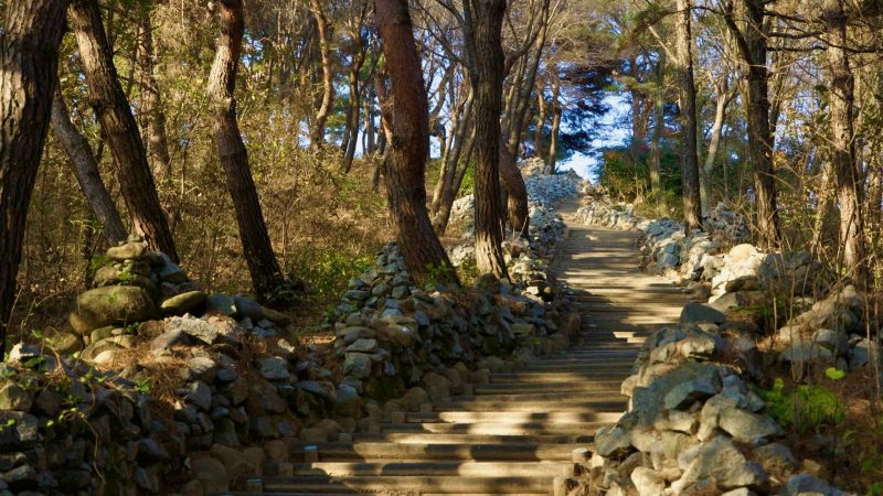 A picture of Gyeongcheondae Terrace (경천대) along the Nakdong River in Sangju City, South Korea.
