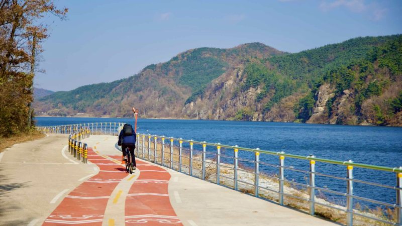 A picture of the Nakdong River from the Nakdonggang Bike Path (낙동강자전거길) in South Korea.