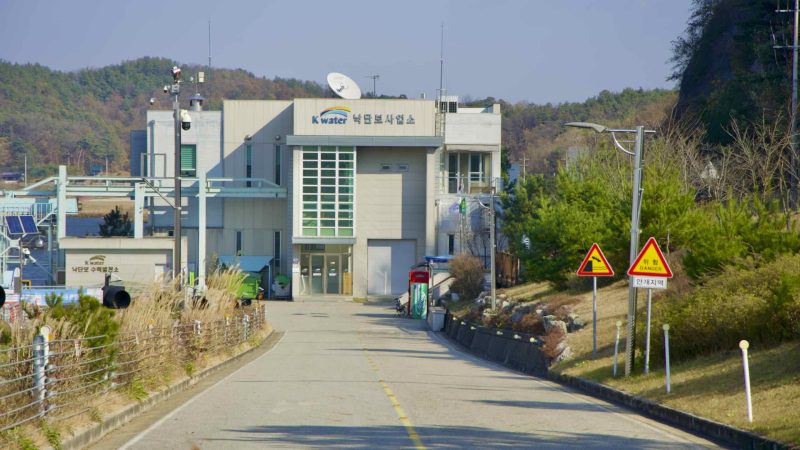 A picture of the Nakdan Weir (낙단보) on the Nakdong River in Sangju City, South Korea.
