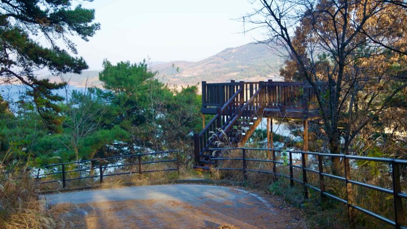 A picture of a lookout platform on the Nakdonggang Bike Path near Gyeongcheondae Terrace.