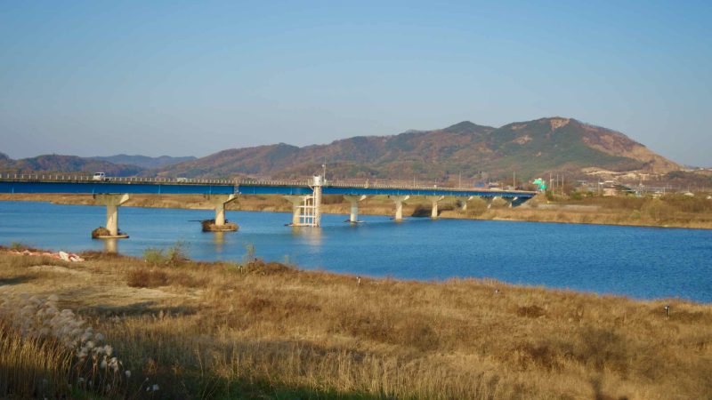 A picture of the Sangpung Bridge (상풍교) along the Nakdonggang Bike Path (낙동강자전거길) between Andong and Sangju Cities along the Nakdong River in South Korea.