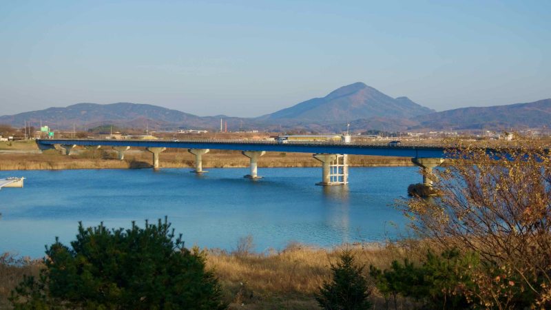 A picture of the Sangpung Bridge (상풍교) along the Nakdonggang Bike Path (낙동강자전거길) between Andong and Sangju Cities along the Nakdong River in South Korea.