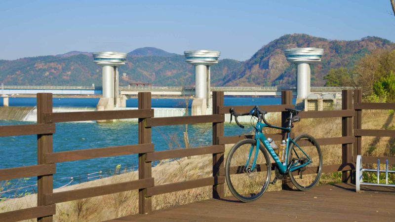 A picture of Sangju Weir (상주보) on the Nakdong River near Sangju City, South Korea.