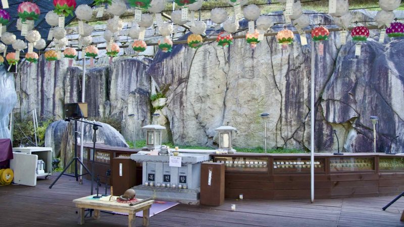 A picture of the Seated Maae Bodhisattva near the Nakdan Weir (낙단보) on the Nakdong River in Sangju City, South Korea.