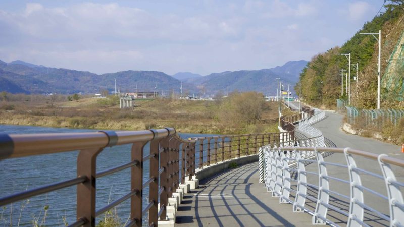 A picture of the Nakdonggang Bike Path (낙동강자전거길) in South Korea.
