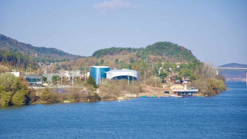 A picture of the ​​Nakdong River History Museum along the Nakdonggang Bike Path and Nakdong River in South Korea.