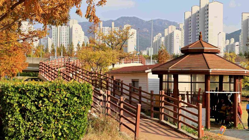 A picture of the east side onramp leading to Daedong Hwamyeong Bridge (대동화명대교), which crosses the Nakdong River (낙동강) along the Nakdonggang Bike Path (낙동강자전거길) in Busan, South Korea.