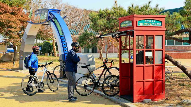 A picture of the of the Nakdonggang Estuary Bank Certification Center (낙동강하구둑 인증센터), the finish line for the Nakdonggang Bike Path in Busan.