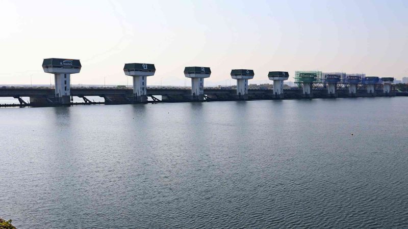 A picture of Nakdong River Haguduk Bridge (낙동강하굿둑) crossing the Nakdong River onto Eulsukdo Island (을숙도).