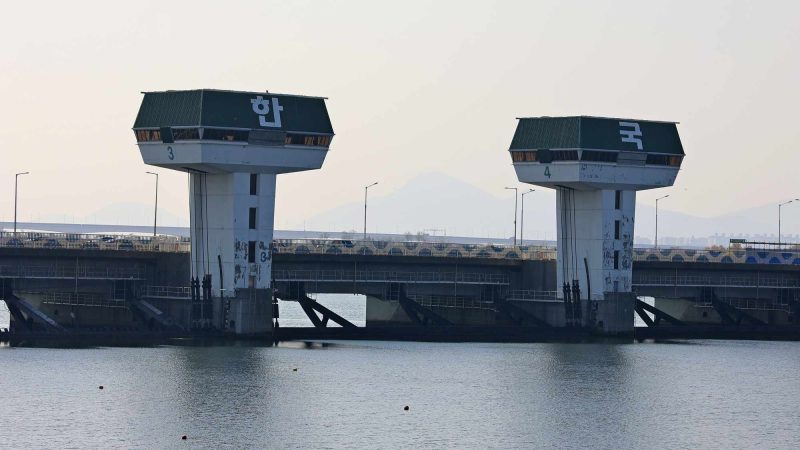 A picture of the Nakdonggang Estuary Bank (낙동강하구둑) on the Nakdong River leading to Eulsukdo Island in Busan.