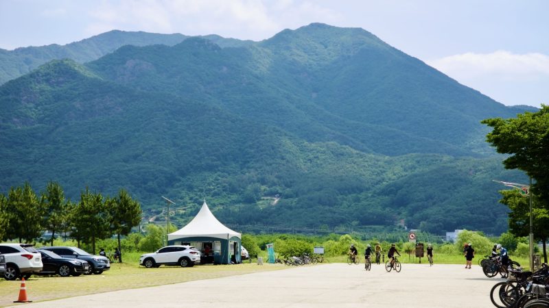 A picture of a rest area near Gayajinsa Temple (가야진사) on the Nakdonggang Bike Path (낙동강자전거길) along the Nakdong River (낙동강) in Yangsan City, South Korea.