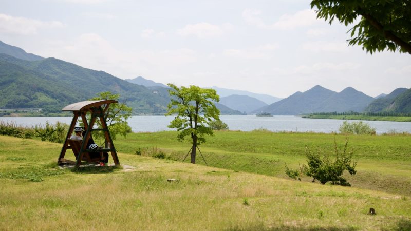 A picture of a rest area near Gayajinsa Temple (가야진사) on the Nakdonggang Bike Path (낙동강자전거길) along the Nakdong River (낙동강) in Yangsan City, South Korea.