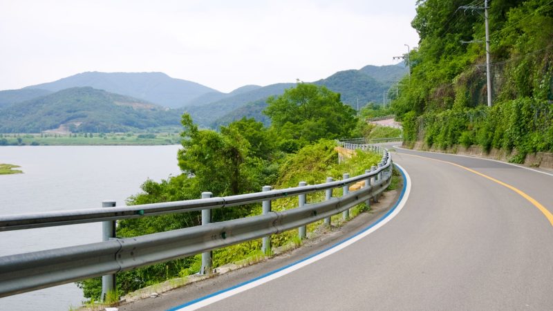 A picture of a road along the Nakdong River (낙동강) on the Nakdonggang Bike Path (낙동강자전거길).