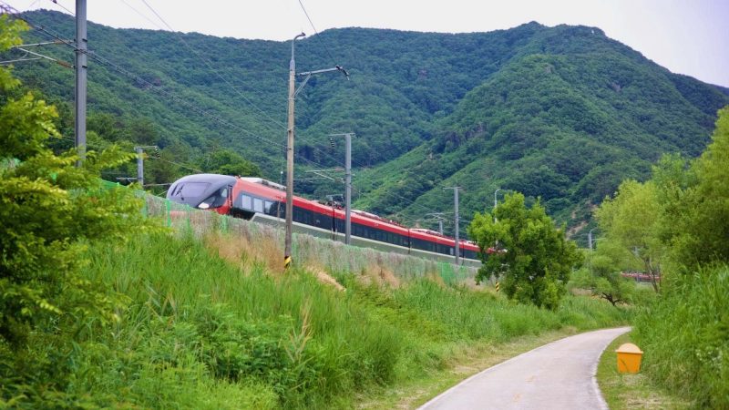 A picture of the Nakdonggang Bike Path (낙동강자전거길) along Nakdong River (낙동강) between Miryang and Yangsan Cities in South Korea.