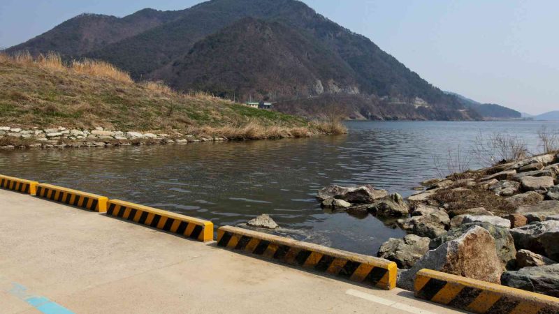 A picture of the Nakdong River from Gilgok Eco Park (길곡수변생태공원) along the Nakdonggang Bike Path (낙동강자전거길).