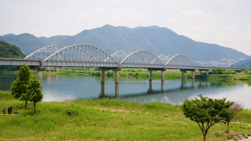 A picture of the “New” Samrangjin Bridge (신삼랑진교) crossing the Nakdong River (낙동강) on the Nakdonggang Bike Path (낙동강자전거길) between in Miryang and Gimhae Cities, in South Korea.