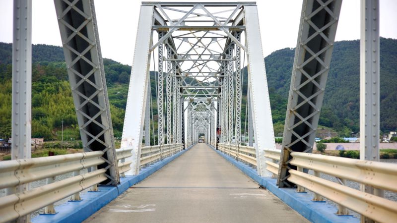 A picture of “Old” Samrangjin Bridge (삼랑진교) crossing the Nakdong River (낙동강) between Gimhae and Miryang Cities, South Korea.