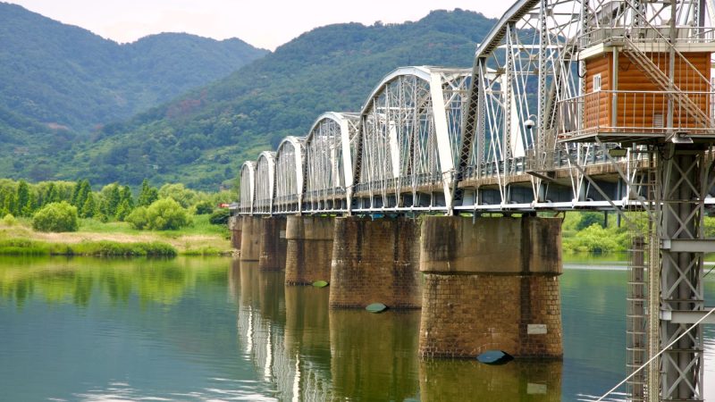 A picture of “Old” Samrangjin Bridge (삼랑진교) crossing the Nakdong River (낙동강) between Gimhae and Miryang Cities, South Korea.