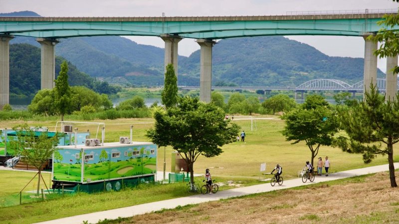 A picture of the Nakdong “Big” Bridge (낙동대교) crossing the Nakdong River (낙동강) on the Nakdonggang Bike Path (낙동강자전거길) between in Miryang and Gimhae Cities, in South Korea.