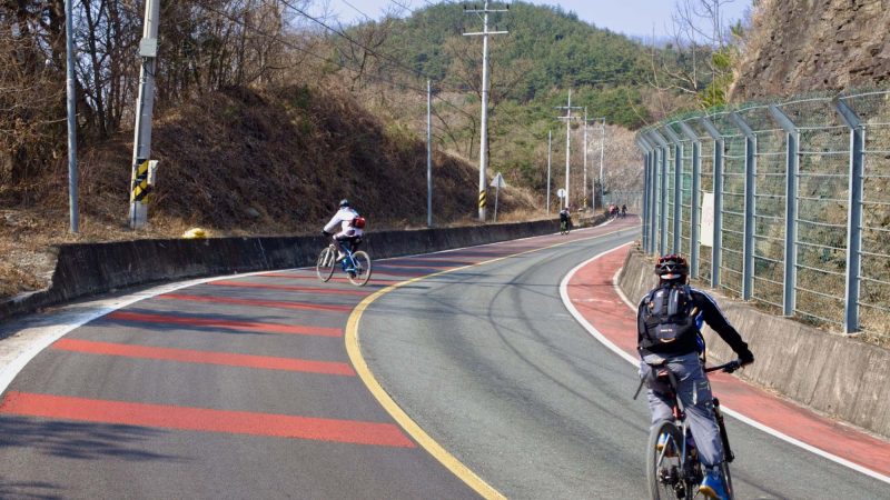 A picture of the Bakjin Pass (박진고개) on the Nakdonggang Bike Path (낙동강자전거길) along the Nakdong River in South Korea.