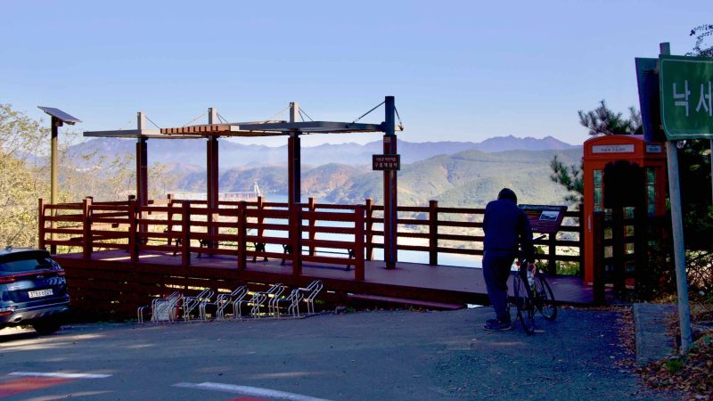 A picture of the Bakjin Pass (박진고개) on the Nakdonggang Bike Path (낙동강자전거길) along the Nakdong River in South Korea.