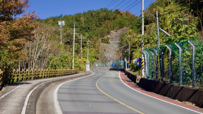 A picture of the Bakjin Pass (박진고개) on the Nakdonggang Bike Path (낙동강자전거길) along the Nakdong River in South Korea.