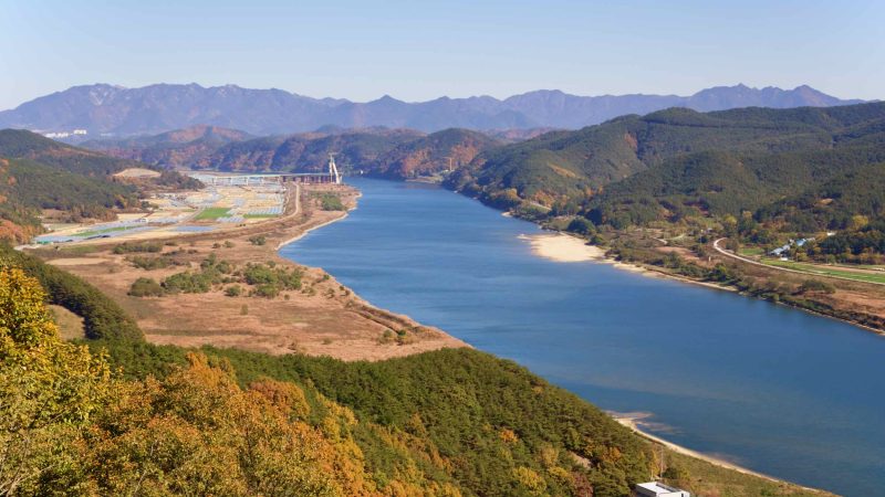A picture of the Bakjin Pass (박진고개) on the Nakdonggang Bike Path (낙동강자전거길) along the Nakdong River in South Korea.