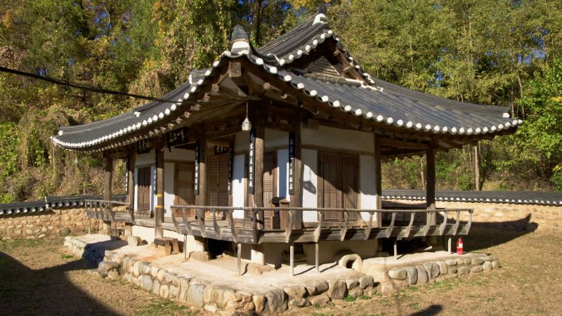 A picture of the 500-year-old Ino Pavilion (이노정) along the Nakdonggang Bike Path in Dalseong County, South Korea.