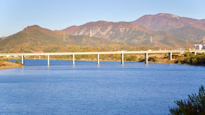 A picture of the Nakdong River and Hyeonpung Town in Dalseong Count, South Korea.