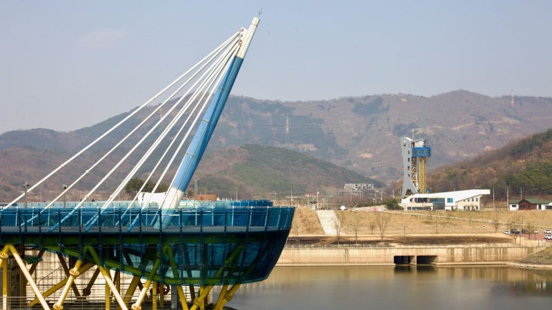 A picture of Dalseong Weir (달성보) on the Nakdonggang Bike Path (낙동강자전거길) along the Nakdong River in Dalseong County, South Korea.