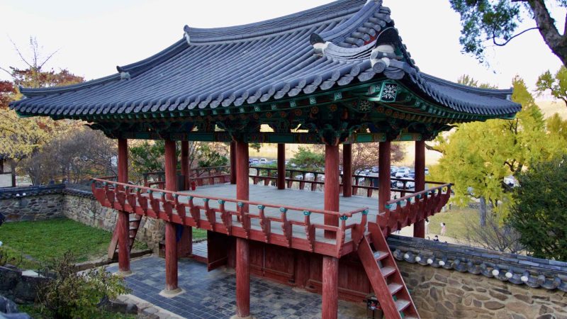 A picture of the front gate of Dodong Seowon Confucian Academy (도동서원) in Dalseong County, South Korea.